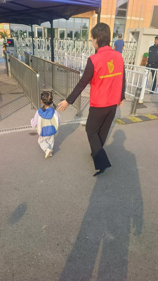 温情守护&nbsp;为爱“童”行——2024-2025第一学期“爱幼护学岗”报道